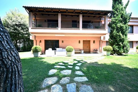 Aninhada no prestigiado bairro de Ekali, conhecido por seu charme aristocrático, esta luxuosa villa abrange impressionantes 1.060 m². Situado em uma área de 2.600 m². terreno, esta magnífica residência oferece privacidade e tranquilidade incomparávei...