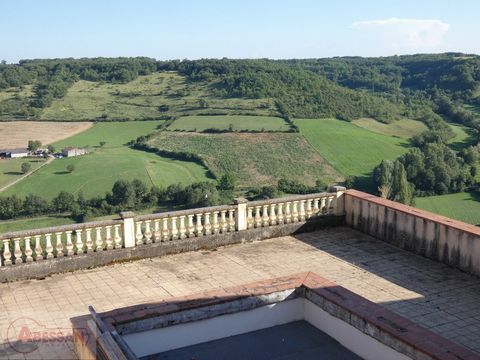 TARN (81) For Sale in Cordes-sur-ciel, in the heart of the medieval city, this atypical complex consists of a beautiful apartment opening onto a large terrace, three other apartments, a commercial space and a garage. The entrance opens onto a 130m² t...