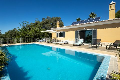 Entdecken Sie Ihren idealen Landurlaub in der Nähe der Stadt Loulé! Diese charmante Villa bietet die perfekte Balance aus ländlicher Ruhe und modernen Annehmlichkeiten. Mit drei Schlafzimmern und drei Bädern im Erdgeschoss und einer Suite im 1. Stock...