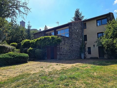 Située dans l’un des villages labelisés ‘’plus beau village de France’’, à 5 minutes du Puy-en Velay, position dominante pour cette charmante maison d’architecte d’environ 150m2 habitables, sur un terrain arboré partiellement clos de 5000m2, bénéfici...