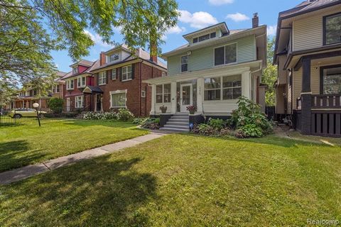 Where city life meets nature's beauty! Your private garden in La Salle Gardens awaits! The 200 ft deep backyard is a dream for garden enthusiasts, featuring lush, colorful perennial flowers and vegetable gardens. The flagstone stepping path leads to ...