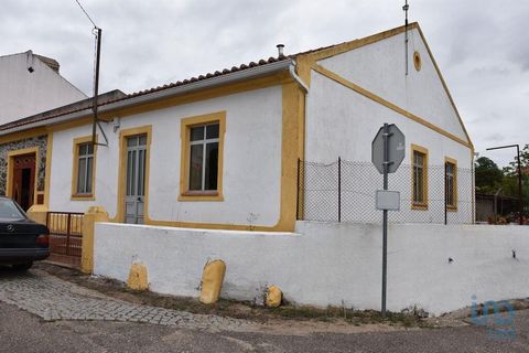 Quinta, em zona rural, entre a simplicidade da vida rural e a beleza da natureza intocada. Possui casa térrea, com lareira, forno, terraço, varandas e anexos, integrada em terreno agrícola, fértil, com eira, tanque e múltiplas árvores de fruto. Vedad...