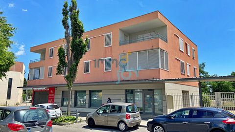 BÉZIERS - APPARTEMENT À VENDRE Sandrine de l'agence IMMOJOY Narbonne vous présente ce bel appartement T3 de 63 m2 situé au 2ème et dernier étage d'une copropriété de 2010. Bel espace de vie de 28 m2 comprenant une cuisine aménagée et équipée, un séjo...