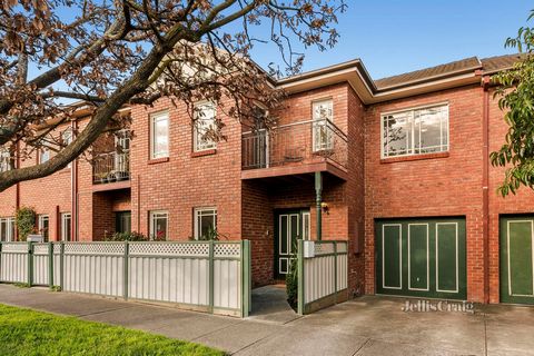 Modern comfort ontmoet onderhoudsarm wonen in deze bakstenen stadswoning met 3 slaapkamers en 2 badkamers aan de straatkant. Dit vrolijke huis geniet van een eigen tuin en heeft een gezellige woonkamer met dubbele schuifdeuren naar de houten vloer ke...