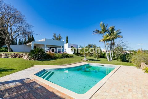 Fantastisches Einfamilienhaus mit vier Schlafzimmern in Boliqueime. Nur zwei Minuten nördlich von Boliqueime gelegen, mit Blick auf die wunderschöne Küste der Algarve. Es besteht aus vier Schlafzimmern, von denen zwei en-suite sind, einer großen Südt...