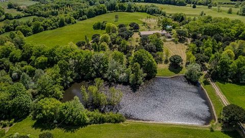 Exclusivité Beyond Immobilier - Un fabuleux domaine de plus de 36 hectares (entièrement clôturés) aux portes de Bordeaux. Un havre de paix dans un environnement naturel avec une pièce d'eau et deux étangs à seulement 20 minutes de Bordeaux. Il faut e...