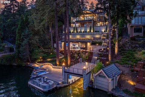 Erleben Sie den Höhepunkt des luxuriösen Lebens am See, wo jedes Detail für ein Höchstmaß an Unterhaltung und Entspannung sorgt. Diese Residenz am Lake Oswego, die von John Terceks Stoneridge Custom Development erbaut und von Curt Olsen entworfen wur...