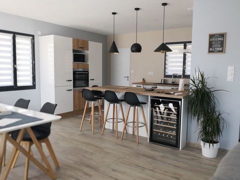 Ref: L03327 Votre agence SIA IMMOBILIER vous propose: Cet appartement est situé dans une résidence récente. Ce fabuleux 3 pièces de 60.77 m2 comprenant une entrée, un séjour cuisine donnant un balcon de 7.82 m2 exposé Sud Est, un espace nuit comprena...