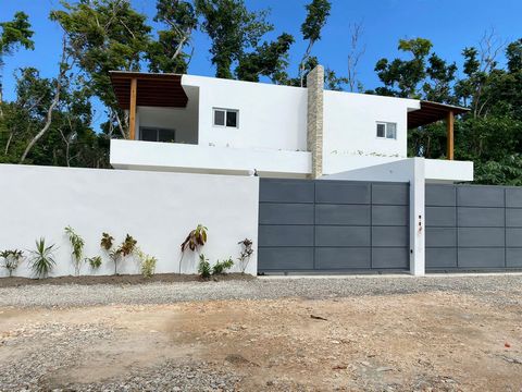 Las Terrenas 600 mètres de la plage de Las Ballenas. Caractéristiques générales : Villa a 135 mètres de construction - la piscine - terrain 256 mètres carrés - deux niveaux -salle -cuisine -Salle à manger - deux chambres avec placard et salles de bai...