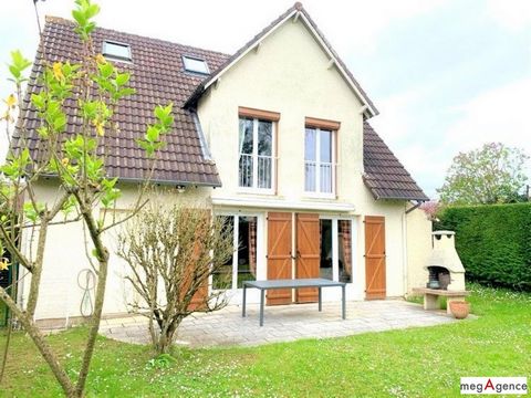 Dans un ensemble résidentiel à Cernay la Ville 78720, au sein un environnement calme se situe cette maison indépendante et lumineuse de 112m² habitables orientée sud-ouest. Le hall d'entrée dessert le séjour de 30 m² réchauffé d'une cheminée ouverte ...