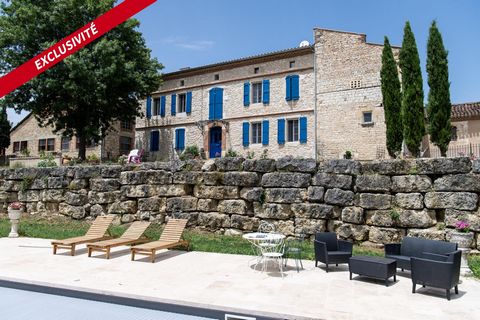 Sainte-Croix, dans le Triangle d’Or, à 10 min du centre-ville d’Albi, vaste ensemble immobilier en pierres de pays sur 2,65 ha, dans un calme absolu et un cadre d’exception, en pleine nature: Magnifique maison de maître du 17e s. de 330 m² habitables...