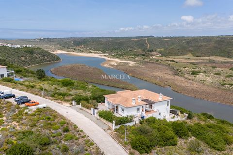 Eine wunderschön restaurierte, 287 m² große, zweistöckige Villa mit zwei Schlafzimmern auf einem 680 m² großen Grundstück in erster Meereslinie in Espartal mit unglaublichem freiem Blick über das Amoreira-Tal, nur wenige Gehminuten von den beiden ört...