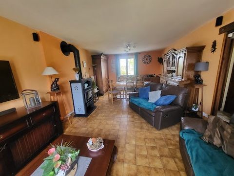 Maison vivable de plain pied sur la commune d'Angivillers. Ce bien ouvre sur une grande entrée avec rangements et complétée par un salon sejour, une cuisine équipée, 2 chambres, une buanderie ainsi qu'une salle d'eau et un WC séparés. L'étage vous of...