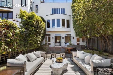 Welkom in 2050 Jackson! Deze belangrijke eengezinswoning ligt bovenop Pacific Heights aan een landelijke, vlakke, met bomen omzoomde straat. De elegante Franse Normandische gevel maakt plaats voor een luxueus interieur met een prachtig uitzicht op de...