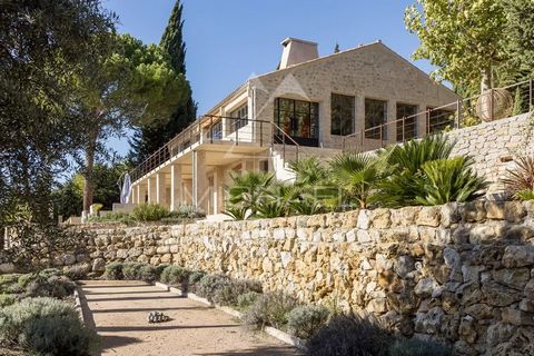 Fall under the spell of this architectural bastide, harmoniously blending the charm of the old with modernism. Perched atop a hill, this property offers breathtaking panoramic views of the five-star 