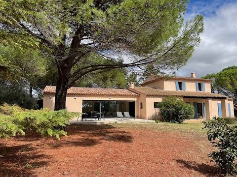 ROUSSILLON Cette maison contemporaine construite en 1981 et restaurée et agrandie en 2023 est située à 4 kilomètres du village de Roussillon et de ses falaises d’ocres, dans un bel environnement. Sa surface habitable est d’environ 240 m2. Elle compre...