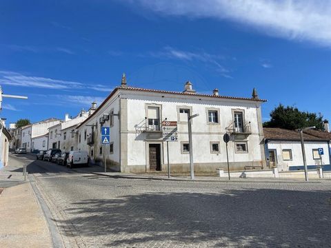 Description Propriété de prestige à vendre à Arraiolos. Maison d’angle T8 dans une zone d’excellence dans le charmant village d’Arraiolos. Il s’agit d’une propriété familiale entièrement rénovée dans les années 1950, située en face du jardin public, ...