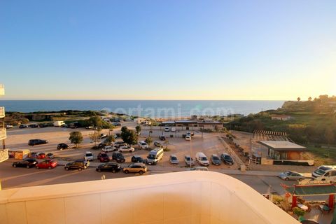 Wunderschönes Apartment mit einem Schlafzimmer direkt am Meer mit herrlichem Meerblick in Südlage in Armação de Pêra. Von den Balkonen, dem Schlafzimmer und dem Wohnzimmer haben Sie einen atemberaubenden Blick auf das Meer und den Strand. Diese fabel...