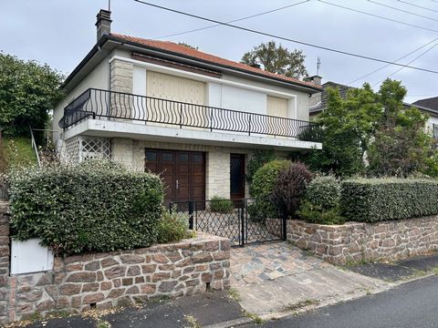 L'agence Pont Cardinal Immobilier vous propose à la vente, dans le quartier calme et prisé de Lacamp, une maison de 101 m2 environ. Elle se compose, sur le premier niveau, d'une chambre avec sa salle d'eau et son WC, une buanderie ainsi qu'un garage....