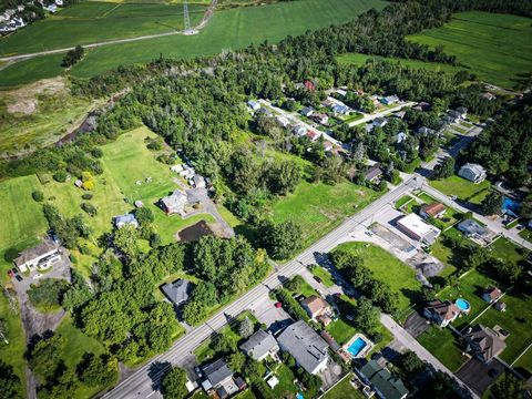 En raritet på marknaden! Superb VACCANT-tomt som gränsar till Mascouche River på cirka 100 000 kvm för att bygga ditt drömhem. Vattenservice finns tillgänglig. Ett projekt som erbjuds på en tom sida, missa inte din chans! Entreprenörer, ni är välkomn...