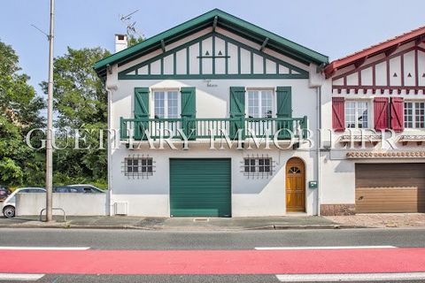 Nur wenige Gehminuten vom Stadtzentrum und Saint Jean de Luz entfernt, Haus aus den 30er Jahren, das renoviert werden soll und von einer riesigen Garage von 150 m2 profitiert. Bestehend aus 3 Schlafzimmern, einem Duschbad, profitiert es auch von eine...