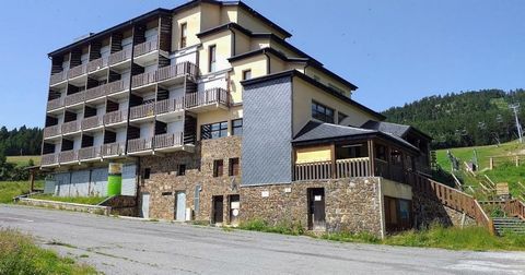 Situé Puyvalador, à 100 Km de la Méditerranée, en plein Capcir, à deux pas de l’Espagne, tout près de l’Andorre, en plaine nature et aux pied des pistes, venez découvrir ce studio cabine vendu meublé. Il est situé au 3ème étage, avec ascenseur, d'une...