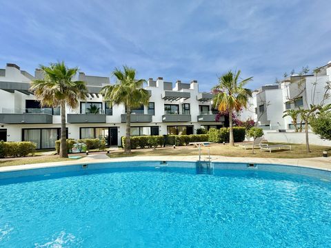 Located in Torreblanca. Modern townhouse with sea and mountain views located close to the beach. This is a first class modern development in the heart of the Costa del Sol. With easy access to the highway, 20 minutes from Málaga Airport and only 200 ...