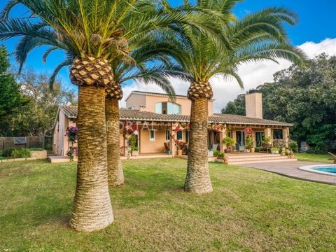 Découvrez cette maison de campagne avec piscine à vendre à Sant Lluís ! A quelques minutes du village, vous trouverez cette belle maison de deux étages avec une surface construite de 261 m² et un terrain de 8.165 m². En entrant, vous trouverez un gra...