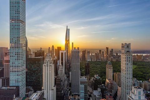 Goditi una vista infinita dall'alba al tramonto che comprende Central Park, il fiume Hudson, il World Trade Center 1, l'Empire State Building, l'East River, il Chrysler Building, il George Washington Bridge e l'insegna della Pepsi-Cola. Città di Long...