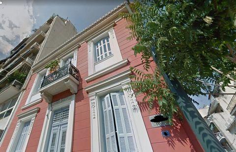 Le bâtiment à vendre est situé à Athènes, dans le quartier de l'Acropole. Il a une superficie totale de 351 mètres carrés et est situé sur un terrain de 140,04 mètres carrés. Le bâtiment se compose de trois niveaux et dispose de 10 chambres, 10 salle...