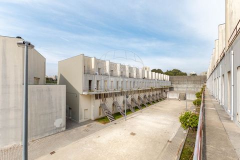 ARQUITETURA de SIZA VIEIRA Apartamento de tipologia T5, projecto do arquitecto Siza Vieira, sito na Rua da Boavista, próximo à estação de Metro da Lapa e a todo o tipo de comércio, transportes e serviços.  Óptimo estado de Conservação, renovado, mant...