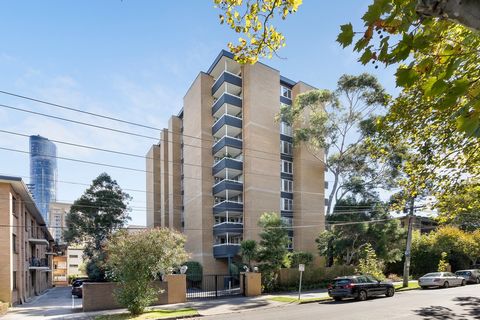 Dieses atemberaubend große Penthouse mit drei Schlafzimmern thront über einem der begehrtesten Straßenlandschaften von South Yarra und bietet einen Panoramablick, der sich über den Südosten von Melbourne erstreckt, und ist eines von nur vier auf dem ...