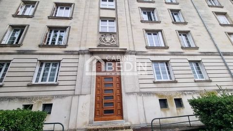 Exclusivité CABINET BEDIN - Bordeaux Chaban Delmas. Appartement idéalement situé a quelques pas du Centre Hospitalier Pellegrin et de ses écoles, dans une copropriété historique de Bordeaux en pierre de taille de Charentes réalisée par l'architecte P...