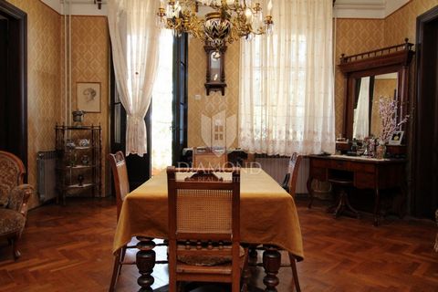 Rijeka, Geräumige Wohnung voller reicher Geschichte Diese Wohnung, gelegen in der historischen Villa Kaftanić in Rijeka, die 1901 von der bekannten Krker Familie Kaftanić erbaut wurde, bietet eine einzigartige Gelegenheit, in einem Raum zu leben, der...