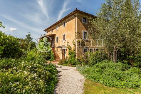 Casa de campo con finca con terreno, piscina natural y establos en el campo de Montepulciano. Descripción: La casa de campo de origen antiguo se encuentra en una posición estratégica, muy cerca del centro de Montepulciano pero en una zona rural panor...