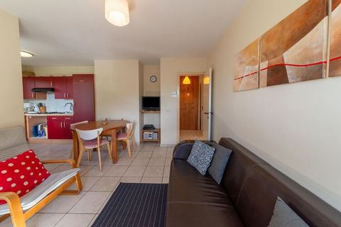 Appartement au rez-de-chaussée d'un petit immeuble situé sur les hauteurs de Bouillon. Cuisine bien équipée, et terrasse permettant de profiter de la vue sur Bouillon. Point de départ idéal pour des promenades dans la nature ardennaise, ou pour profi...