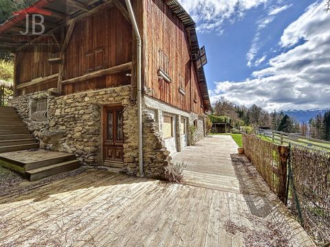 A very rare opportunity on the market, this alpine chalet was built in 1889 on the heights of Sallanches in the pure Haute-Savoyard style. With an area of 281.37 m2 on a plot of land of 1,274 m2 facing South/West, it will be sold with 8,152 m2 of woo...