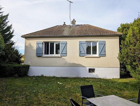 I invite you to discover this pretty functional and very well maintained house. After climbing a few steps, the entrance leads on a single level, the fitted kitchen open to the living room and then a hallway allows you to access the 2 bedrooms, the s...