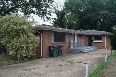 Dieses Duplex befindet sich in 175 Glenwood Dr und bietet eine wunderbare Gelegenheit, eine Immobilie in dieser begehrten Gegend zu besitzen. Mit 5 Schlafzimmern und 2 Bädern. Apt A verfügt über 2 Schlafzimmer, 1 Bad mit Wohnzimmer und Eat In Kitchen...