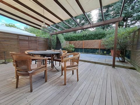 Bergamo-Colognola in tranquilla ed elegante zona residenziale proponiamo in vendita villetta a schiera su quattro livelli. L'immobile si compone di ingresso indipendente dal giardino, soggiorno con cucina a vista separata da eleganti porte di legno e...