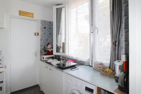 Appartement idéalement situé dans un quartier paisible de Conflans-Sainte-Honorine, A MOINS DE 10 MINUTES à pied du centre-ville, des quais de Seine et de la GARE (Paris Saint-Lazare en 35 min et La Défense en 45 min - porte à porte). Au 2ème et DERN...