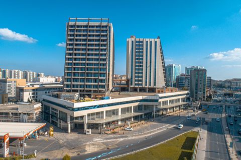 Cet appartement meublé de concept hôtelier est situé dans le quartier de Beykent à Istanbul Prix d’opportunité Vue sur la mer et le lac En face du centre commercial First Avenue Réception et hall d’entrée Commerces dans le cadre du projet Les cafés e...