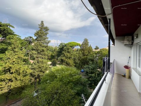 We verkopen een appartement met garage op een uitstekende locatie! Het appartement bevindt zich op de derde verdieping van een gebouw met in totaal vijf verdiepingen. Het bestaat uit twee slaapkamers, een badkamer, een keuken met eetkamer en een woon...