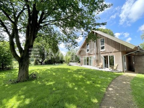 Cette maison individuelle d’une beauté fantastique et parfaitement conçue est située dans un endroit calme, à Grönwohld. La réalisation d’une architecture moderne, sophistiquée et individuelle a été un excellent succès ici. La chaleur rayonnante d’un...