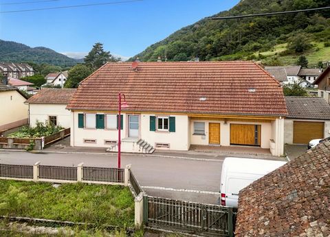 Situata vicino a scuole, negozi e mezzi pubblici, questa spaziosa casa è così composta: Al piano terra: un ingresso, un soggiorno, una sala da pranzo, una cucina, una camera da letto, un bagno con doccia e una veranda. Al piano superiore: una camera ...