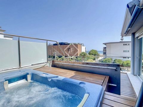 Excellent duplex penthouse recently renovated with high quality finishes, located a few steps from the beach of Castelldefels in a building built in 2007 with only two neighbors and four in total in the community. This excellent home has a built area...