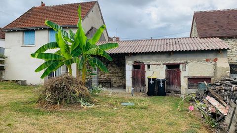 86270-COUSSAY LES BOIS- A moins de 10 minutes de La Roche Posay, charmante maison de village composée en rez de chaussée d'une pièce de vie de 33m², à l'étage un palier, salle d'eau, WC indépendant, 2 chambres avec placards. Côté jardin avec préau et...