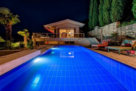 This property is a rare blend of perfect design and an ideal location. The villa is located in the private community “Parco Brancolino,” the most exclusive residential area in Torri del Benaco, known for its expansive plots and prestigious villas. Pe...