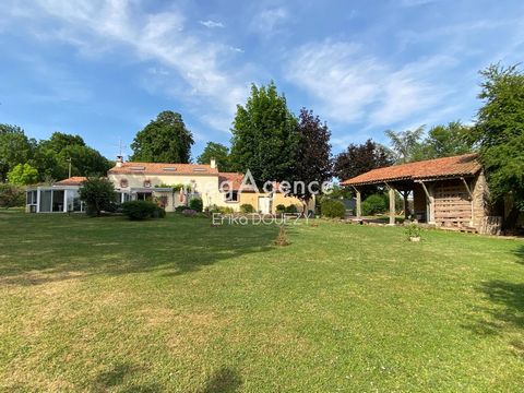 Située sur la commune d'Yzernay, cette magnifique propriété totalise environ 250m² loi Carrez sur + de 3000m² de terrain clos, arboré et à l’abri de tous regard. Composée de deux niveaux, l'entrée ouvre sur un double salon. La cuisine et la véranda b...