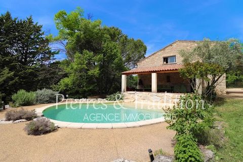 Située proche de la ville d'Apt, cette belle propriété bénéficie d'un beau terrain de 8000 m². La maison, avec ses façades en pierres, est pleine de charme. Elle se compose de 3 chambres dont une en suite, d'un séjour avec une cuisine indépendante et...